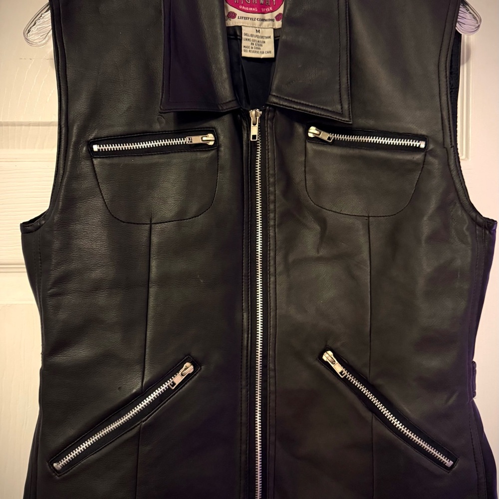 Stylish Black Leather Vest with Zipper Accents - Picture 3 of 6